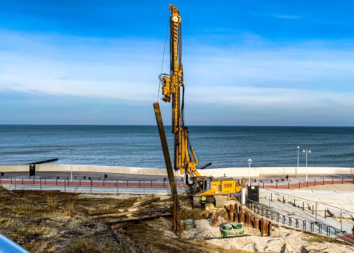 OSHA 1926.603 requires safety chains or equivalent restraints at pile hammer hose connections to control pressurized air or steam hoses if a coupling separates. This reduces the risk of whipping hoses striking workers near the pile driver.